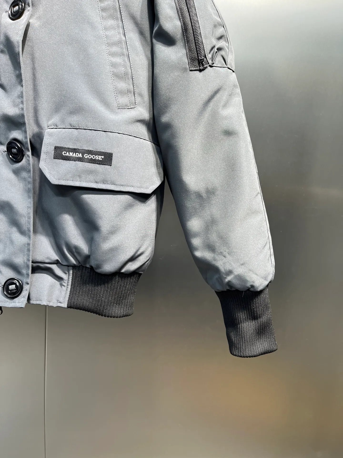P780 CANADA GOOES 02 model (graphite gray) Chilliwa bomber jacket 02 model, chosen by Arctic and Antarctic scientific expedition teams as cold-proof equipment, the Rolls-Royce of down jackets. ➖ Industry-leading anti-counterfeiting chip sensing. ➖ Imported Behringer embroidery machines and customized embroidery labels, the highest level and industry leading. ➖ Imported Korean 21-count polyester-cotton blended original fabric, TC85 waterproof coated fabric, water-repellent, windproof and wear-resistant. ➖ The new national standard 80 white duck down is filled with an average of 520 grams of down. The amount of down filled is industry-leading. ➖ 100% nylon lon lining with double double-layer sealing design to prevent velvet running, seamless thread design on cuffs! ➖ Western Canadian Green Wolf Collar. ➖ Yoshida YKK provides original factory-customized electroplated sliders. YKK two-way lockable zippers are tight and smooth and do not peel off paint. ➖ 3M composite Velcro is durable and the accessories and hardware are all custom-made. Note: Our copywriting is only simple and clear. Instead of bragging about the copywriting, it is better to compare and understand with samples. Only for the purest, most focused, most professional, highest quality, and highest sex!  size：xs-xl